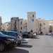 Ci dirigiamo ora verso il secondo edificio: si affaccia in largo San Sabino, quel grande spiazzo adibito a parcheggio alle spalle della Cattedrale